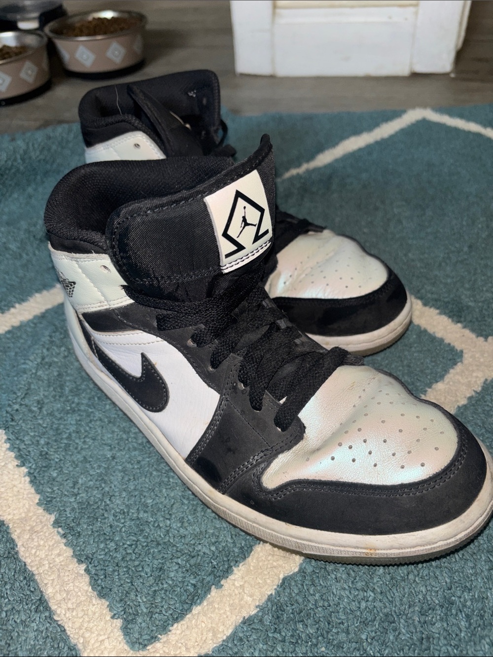 Air Jordan’s 1 mid diamond pearl